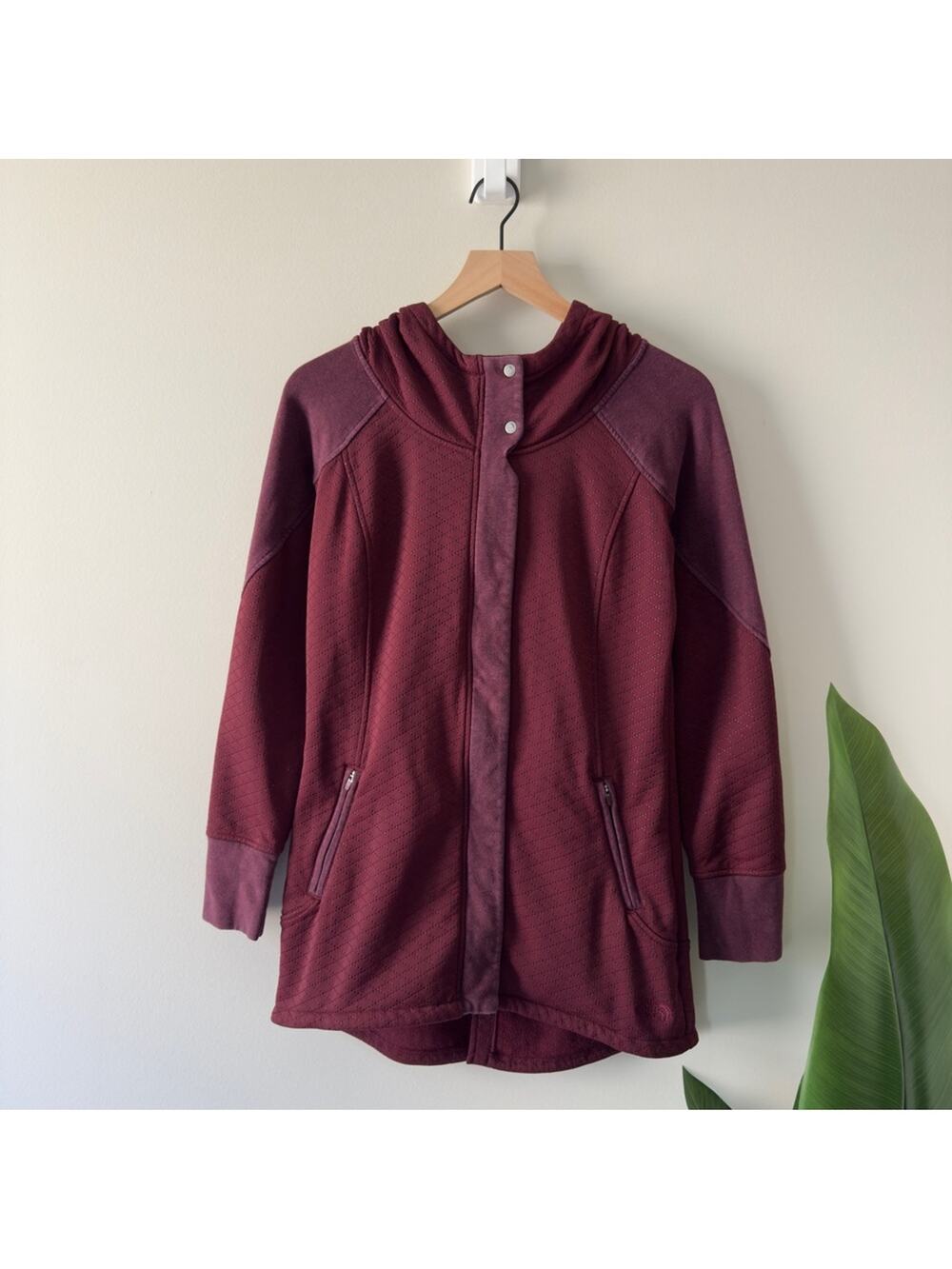 The North Face Red Utility Jacket with Hood Tunic Length Pockets Full Zip quilt